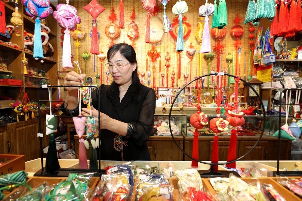 2025年5月25日，安徽省淮北市，非遺香包上貨架。（圖片來(lái)源：視覺(jué)中國(guó)）