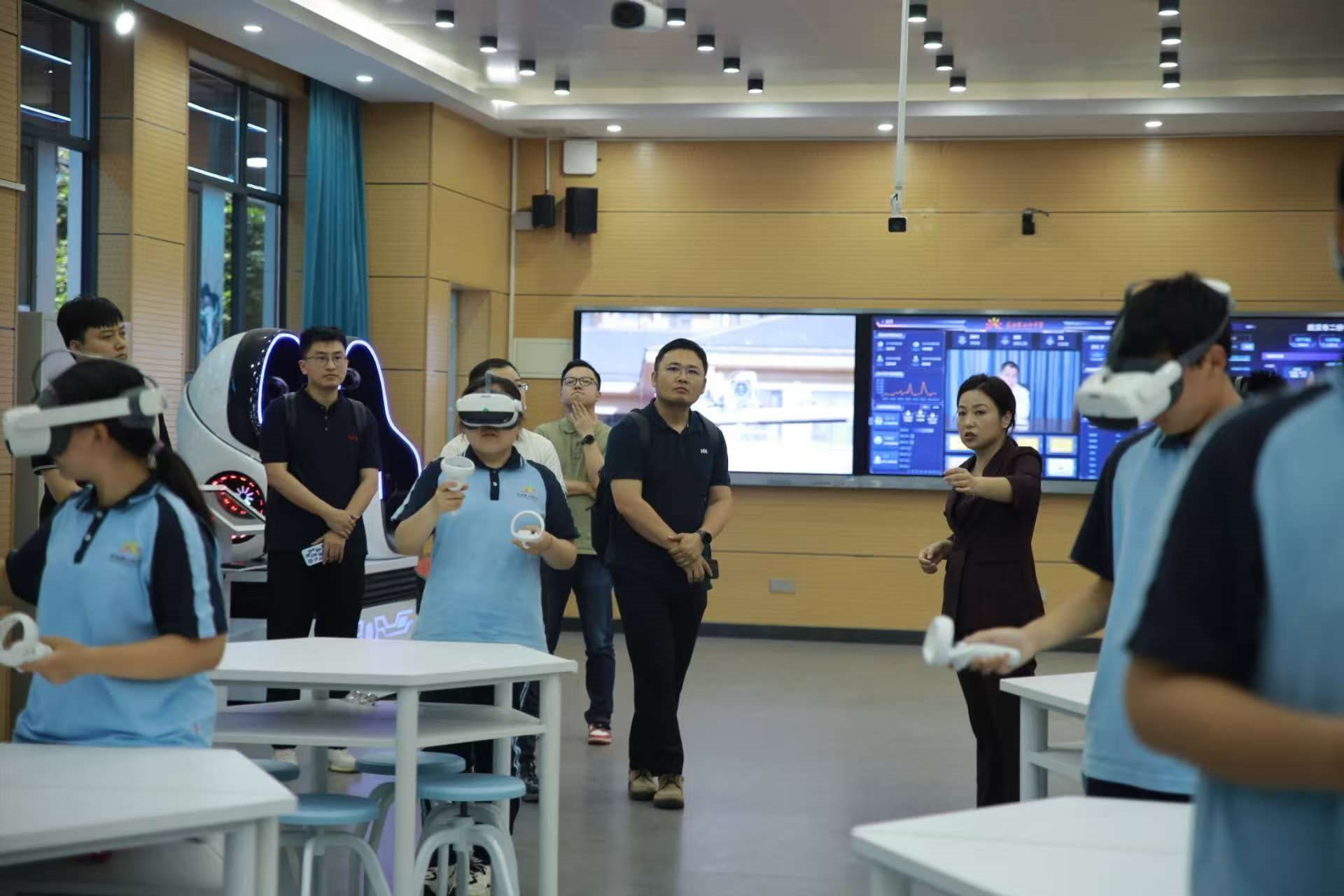 二橋中學學生在應用VR設備學習。主辦方供圖