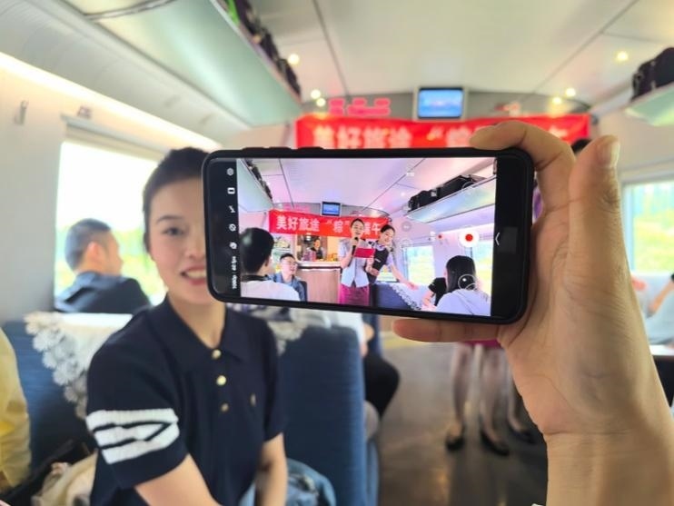 在活動中，旅客紛紛舉起手機拍攝。顏笑攝