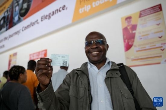 5月31日，在蒙內鐵路內羅畢站，一名前往蒙巴薩的乘客展示車票。新華社記者 楊光 攝