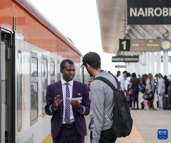 5月31日，在蒙內鐵路內羅畢站，乘務員為乘客檢票。新華社記者 李亞輝 攝