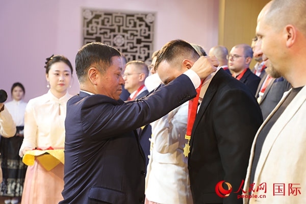 中國駐俄羅斯大使張漢暉為獲獎?wù)哳C獎。人民網(wǎng)記者 肖新新攝