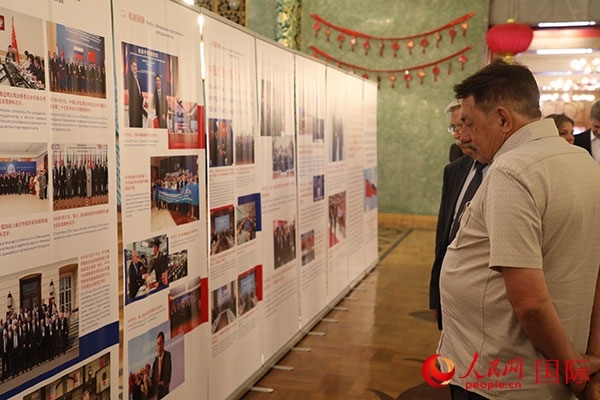 與會嘉賓參觀中俄科技創(chuàng)新合作圖片展。人民網(wǎng)記者 肖新新攝