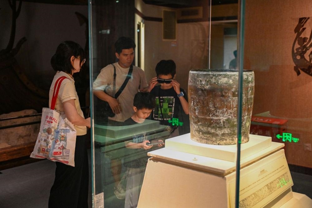 △2025年5月18日，游客在廣東廣州南越王博物院（王墓展區(qū)）體驗AR眼鏡智慧導覽服務。
