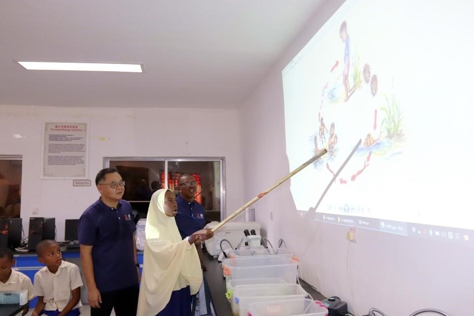 血吸蟲病健康教育講座。施亮攝