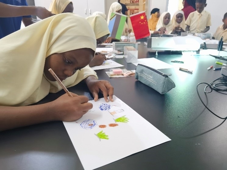 學生踴躍參與繪畫活動。施亮攝