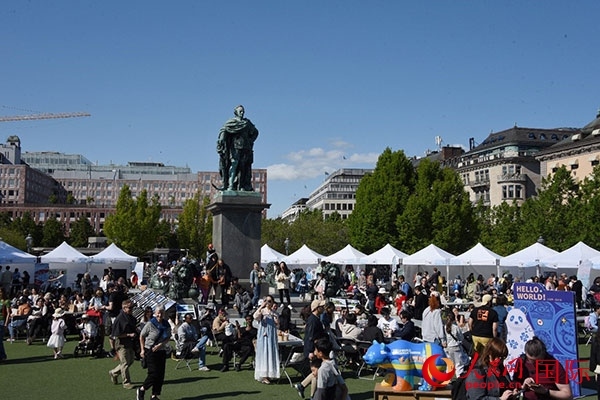 “你好！中國”端午游園會在斯德哥爾摩國王花園廣場舉辦。人民網(wǎng)記者 殷淼攝