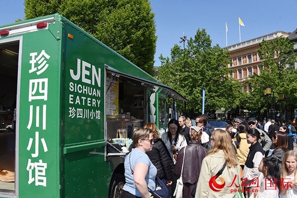 中國美食攤。人民網(wǎng)記者 殷淼攝