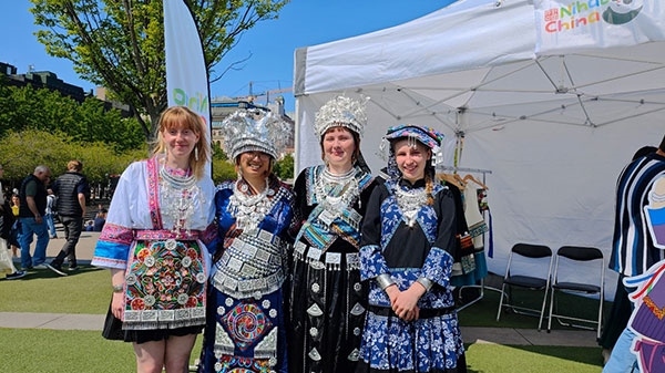 體驗苗族傳統(tǒng)服飾。人民網(wǎng)記者 殷淼