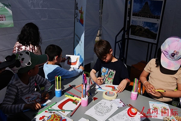 端午文化體驗—龍舟圖片填色。人民網(wǎng)記者 殷淼攝