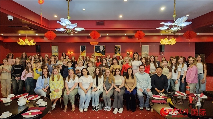 “慶端午學(xué)中文”活動全體合照。人民網(wǎng)記者蔡子暢攝