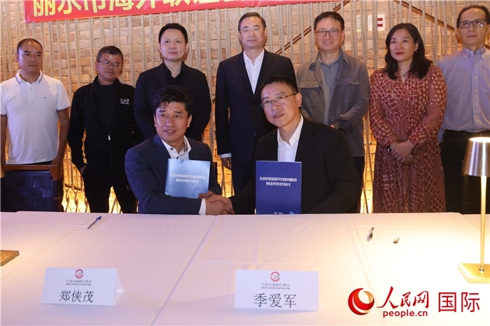 浙江省青田華僑實驗高級中學與巴西里約中國國際學校在座談會上締結(jié)為友好學校，青田縣人民政府僑務(wù)辦公室主任季愛軍和擔任巴西里約中國國際學校董事長的鄭俠茂作為代表簽署協(xié)議。 人民網(wǎng)記者 時元皓攝