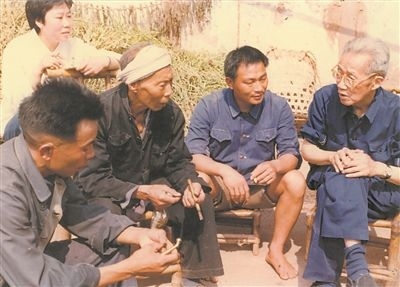 侯光炯（右一）和農民在一起親切交流。 西南大學檔案館供圖
