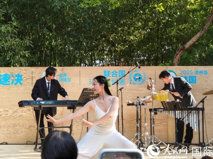 《舞，自然》舞蹈表演。人民網(wǎng)記者 李明攝