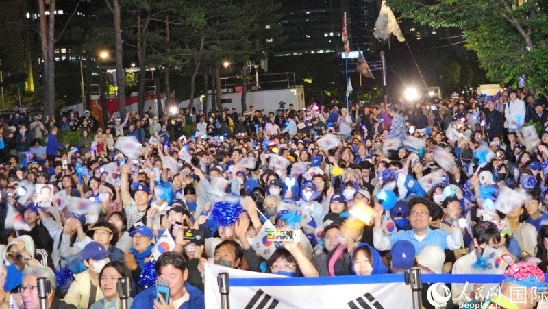 當(dāng)?shù)貢r(shí)間4日凌晨，李在明支持者們聚集在國(guó)會(huì)前等待計(jì)票結(jié)果。人民網(wǎng) 柳美鉉攝