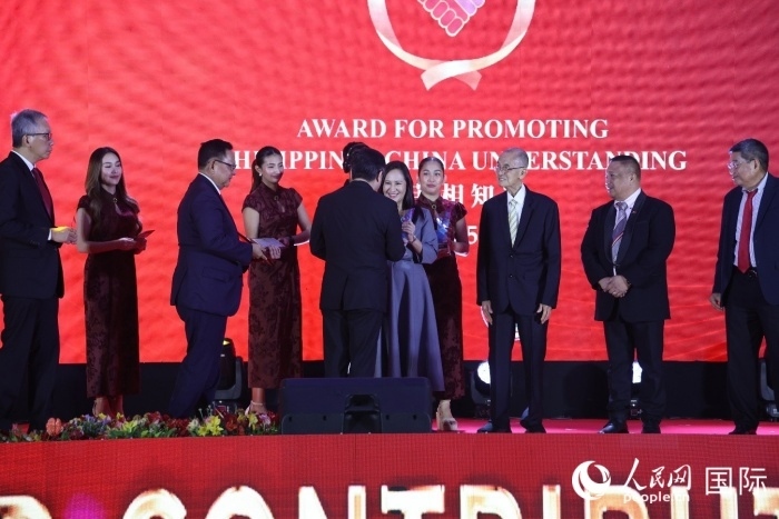 黃溪連大使給榮獲“重要貢獻獎”的奎松市市長喬伊·貝蒙蒂等人頒獎。人民網(wǎng)記者 樊帆攝