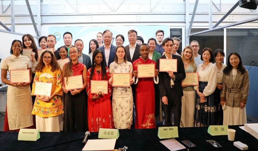 圖1：中國駐法使館公使陳力、教育公參周家貴與比賽師生、評(píng)委合影（圖片：巴黎西岱大學(xué)孔子學(xué)院）